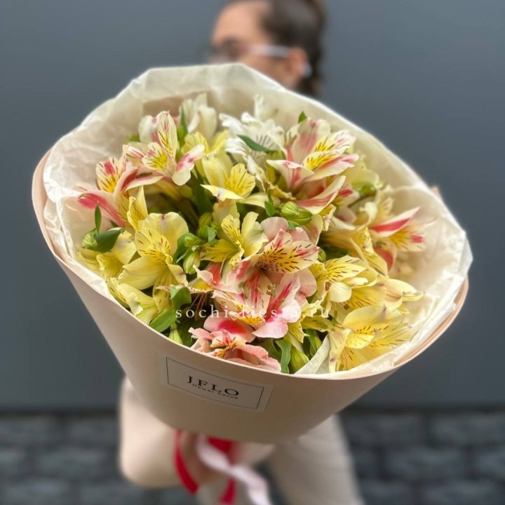 Альстромерии в нежном оформлении в Хабаровске