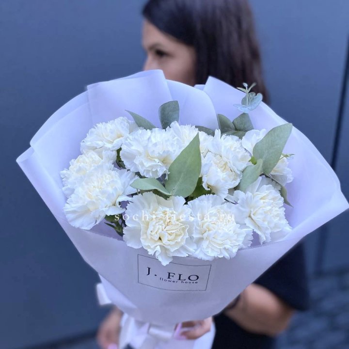 Букет белых диантусов с эвкалиптом в Хабаровске