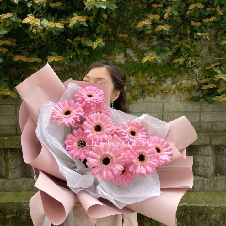 13 розовых гербер в Хабаровске