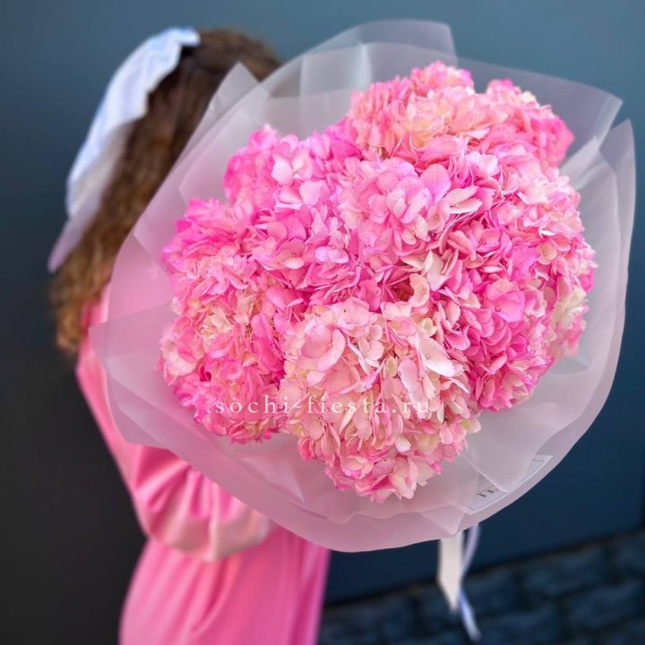 7 ярко розовых гортензий в Хабаровске