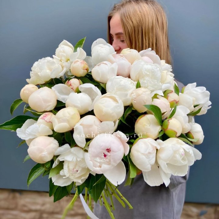 Охапка пионов в Хабаровске