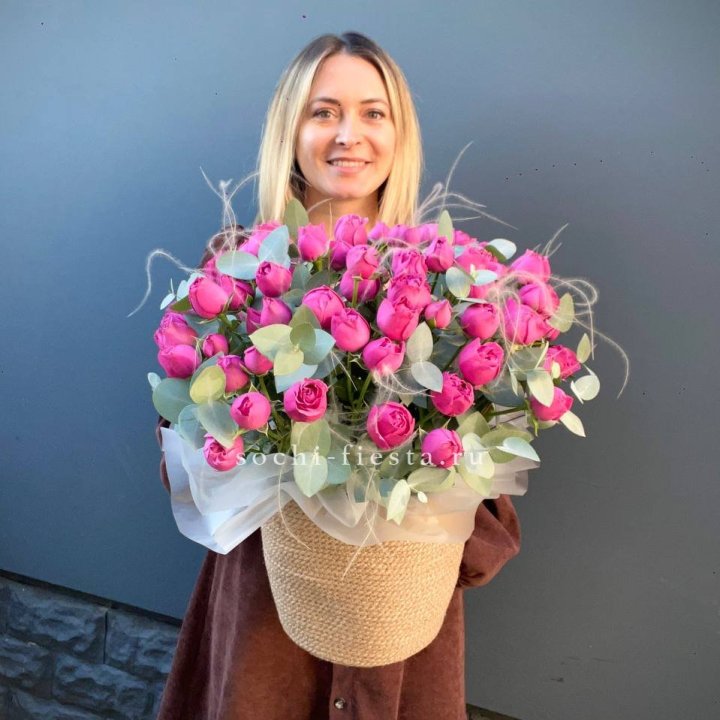 Пионовидные розы  в джутовом кашпо  в Хабаровске