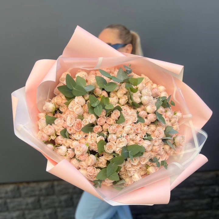 101 кустовая роза с эвкалиптом в Хабаровске