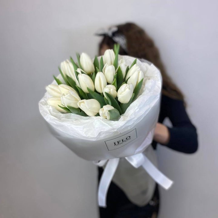  19 белых воздушных тюльпанов в Хабаровске