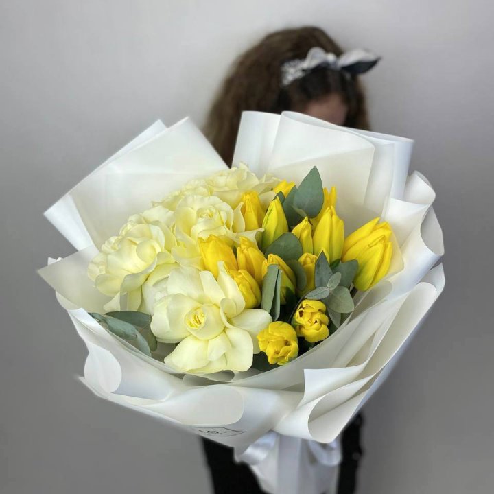 Дуо жёлтые тюльпаны и розы в Хабаровске