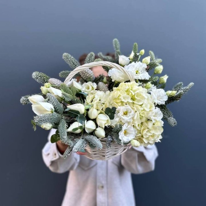 Новогодняя корзина с цветами в Хабаровске