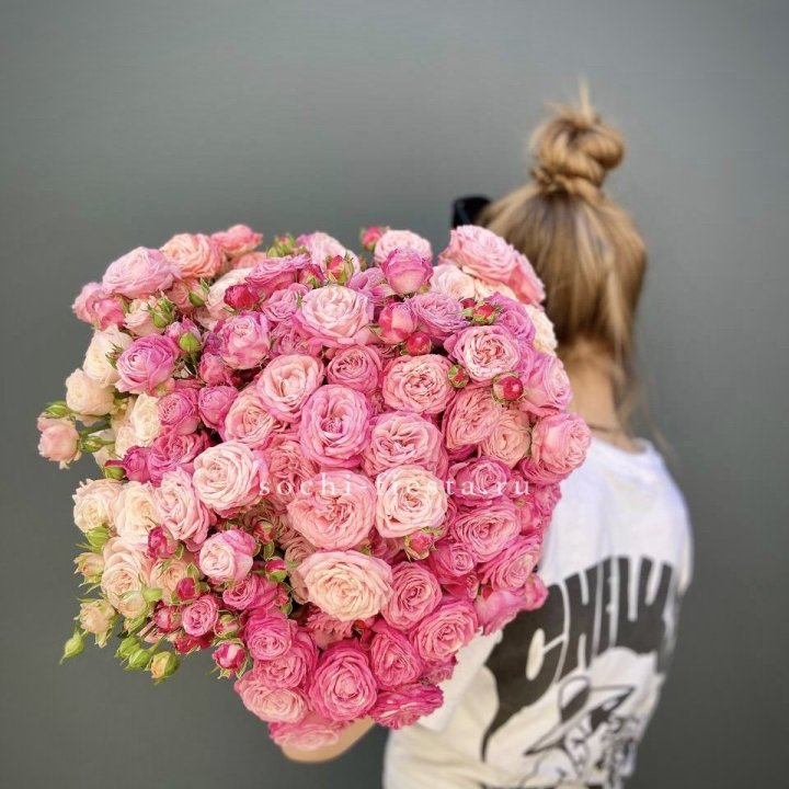 Охапка кустовых роз бомбастик пинк в Хабаровске