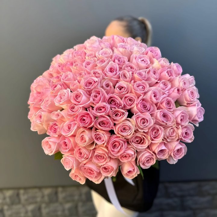 Охапка из 101 розовой розы в Хабаровске