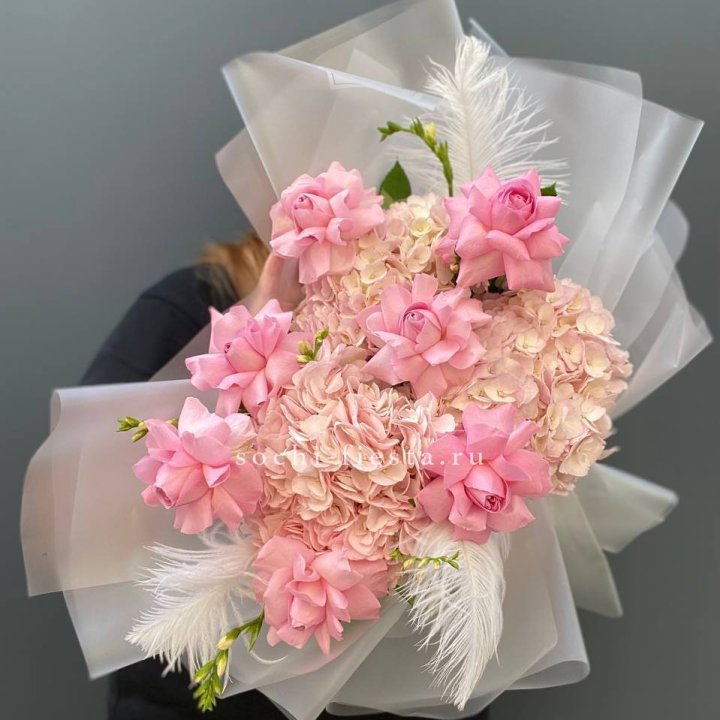  Букет  из гортензий и розовых роз в Хабаровске