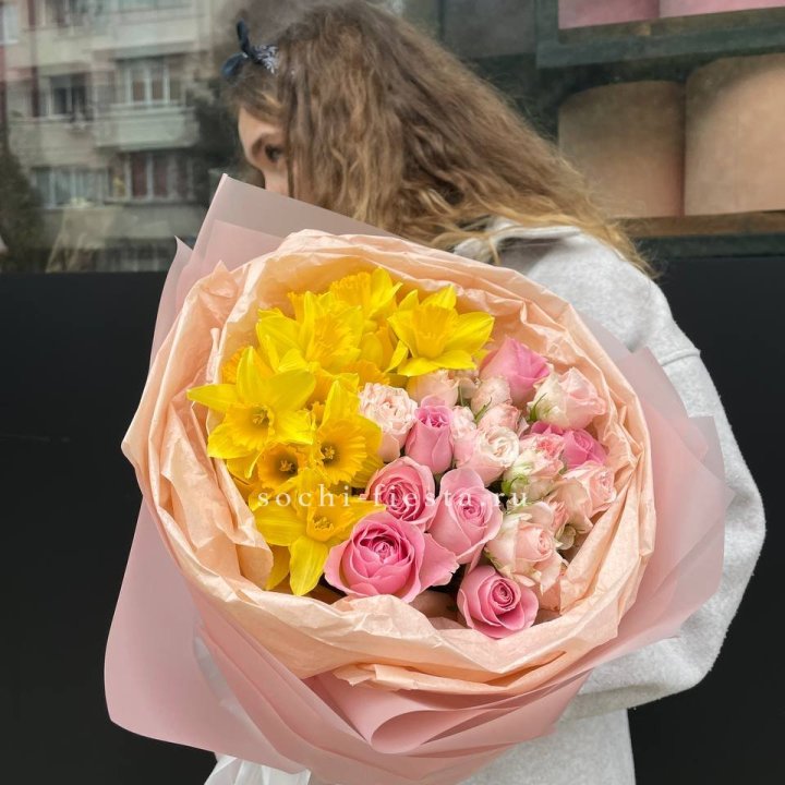 Букет роз и нарциссов в Хабаровске