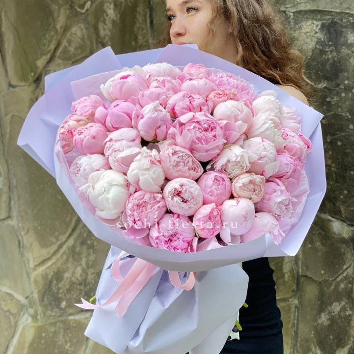 39 нежных пионов в Хабаровске