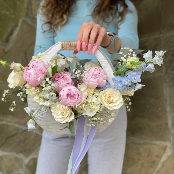 Ящик с пионами в Хабаровске