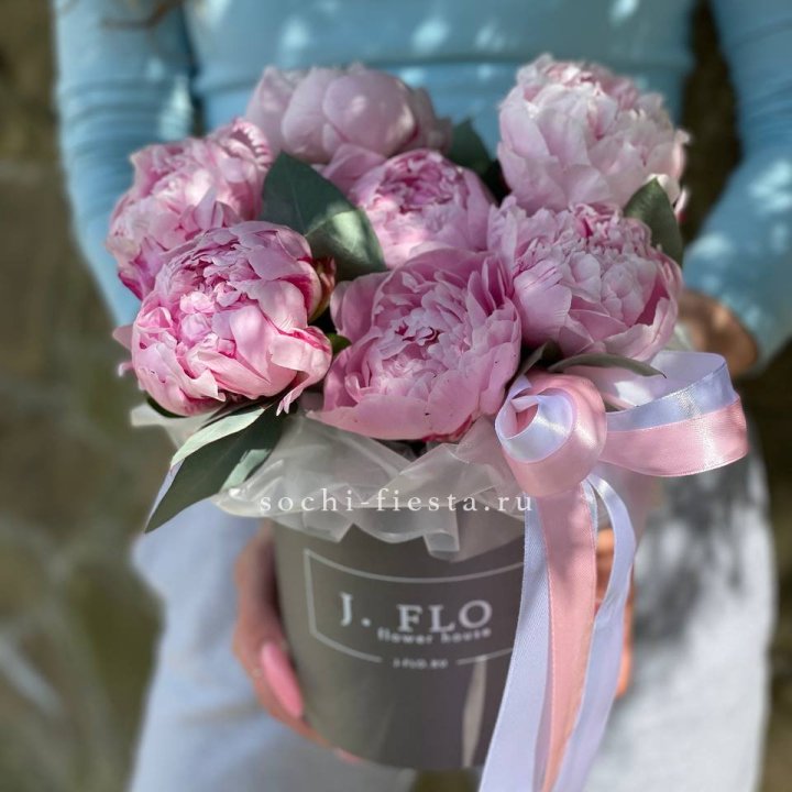 Цилиндр пионов с эвкалиптом в Хабаровске