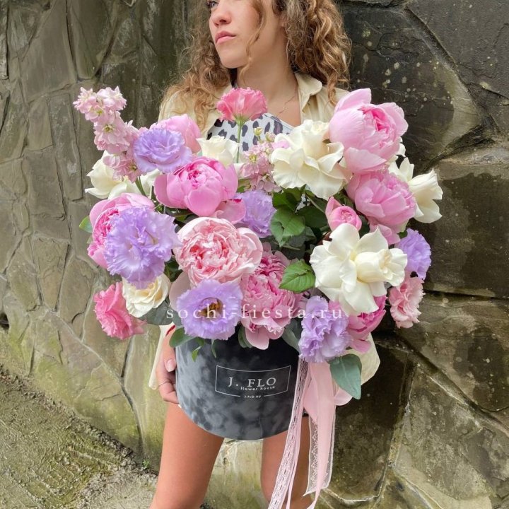 Дизайнерский цилиндр с пионами в Хабаровске