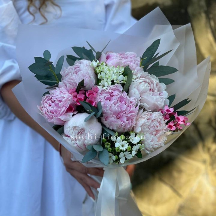 7 зефирных пионов с эвкалиптом в Хабаровске