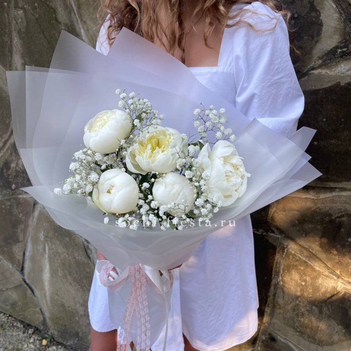 Букет белых пионов "Файв" в Хабаровске