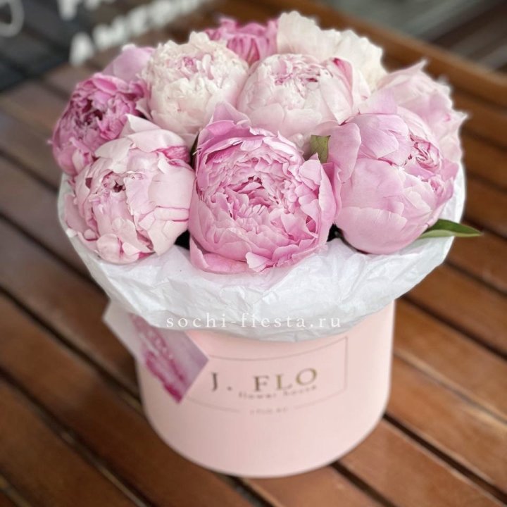 Цилиндр с пионами "Лилу" в Хабаровске