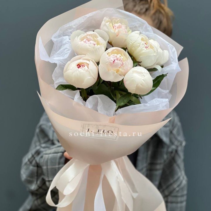 Букет белых пионов в Хабаровске