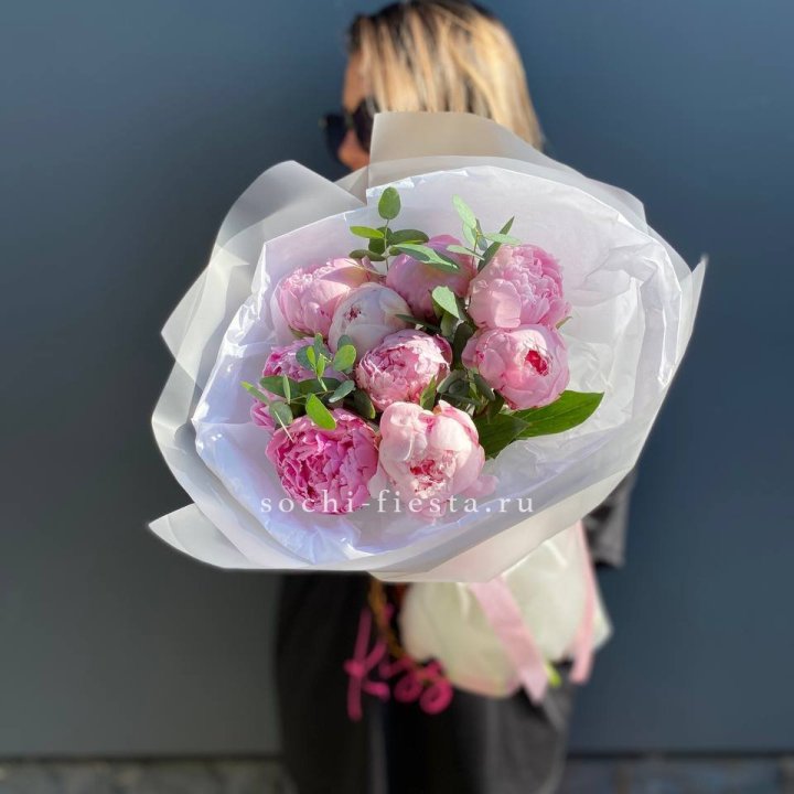 9 пионов с эвкалиптом в Хабаровске