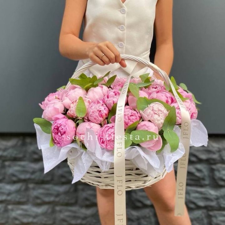 29 пионов в корзине в Хабаровске