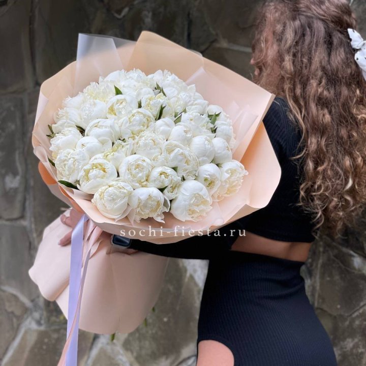 35 белых пион в Хабаровске