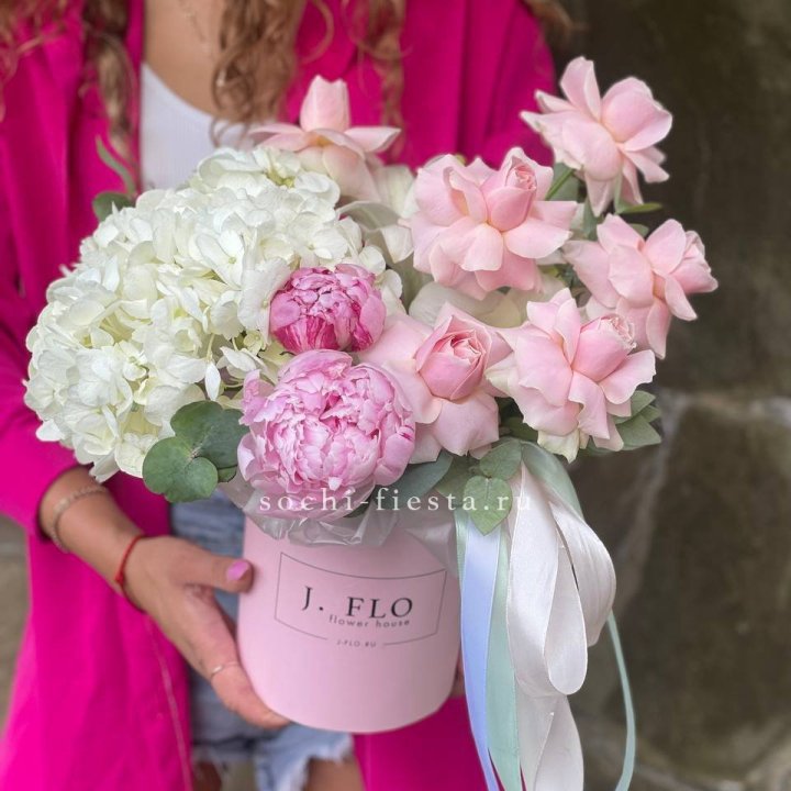 Цилиндр с пионами "Алисия" в Хабаровске