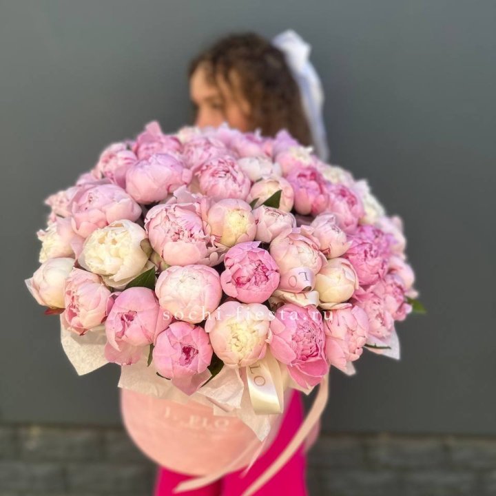 51 нежных пионов  в цилиндре в Хабаровске