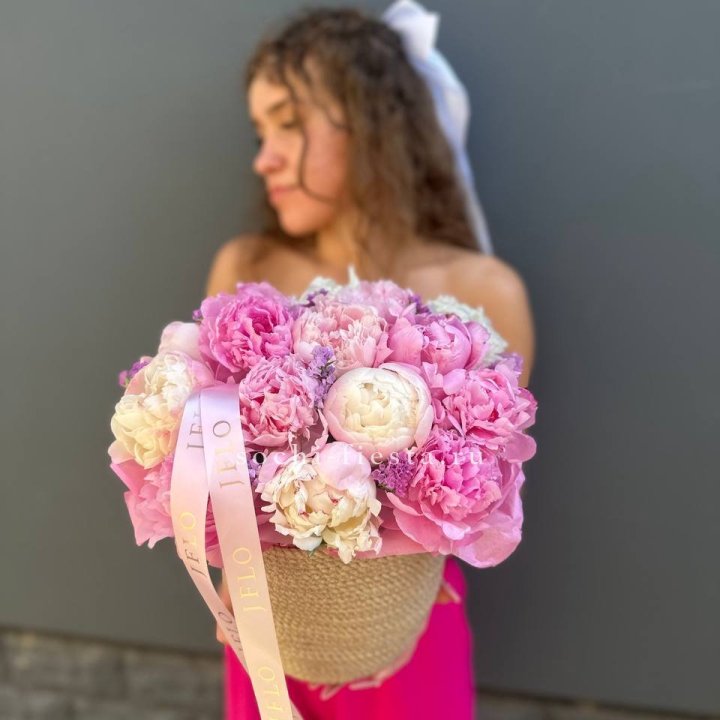 15 пионов в джутовом кашпо в Хабаровске