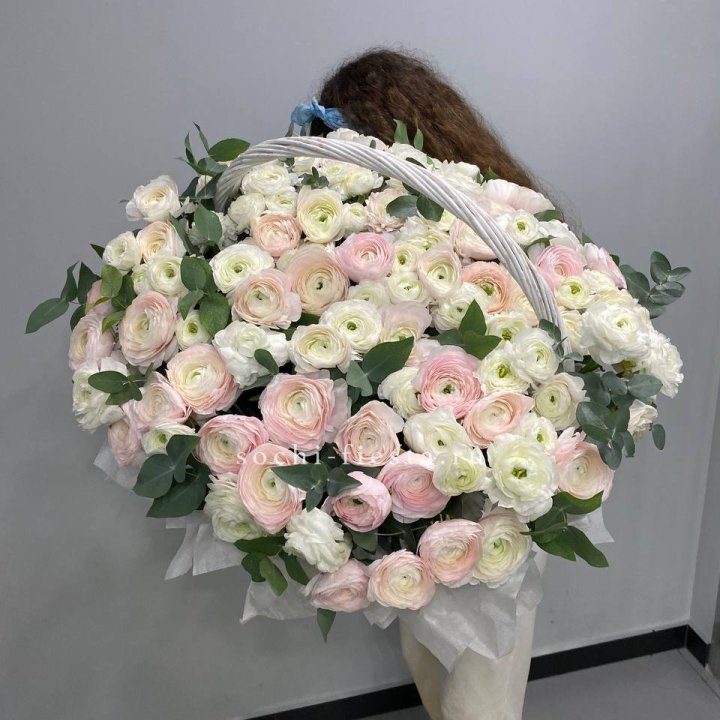 Ранункулюсы в корзине в Хабаровске