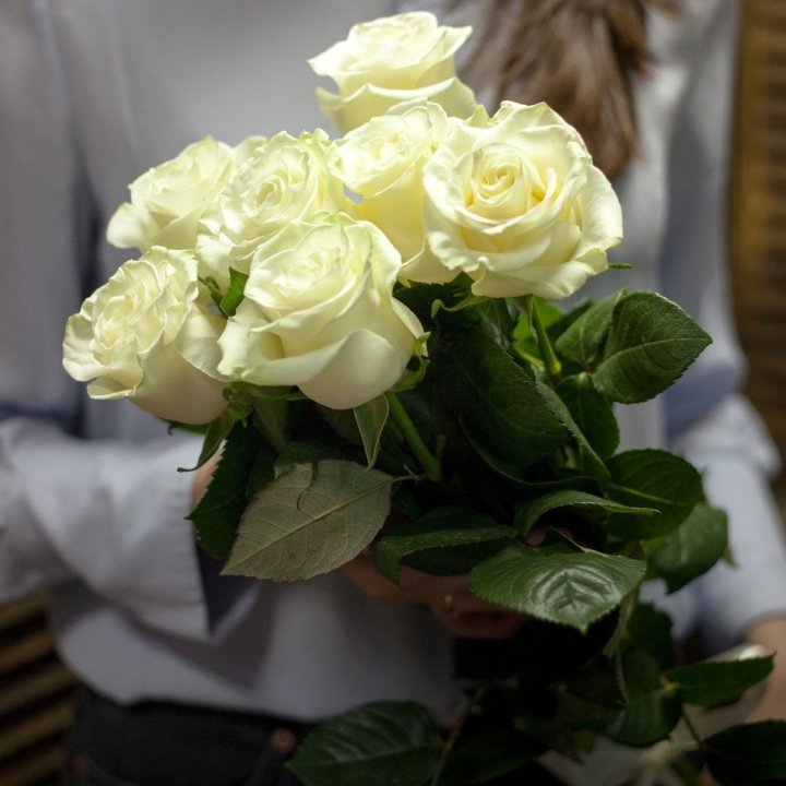 7 белых роз в Хабаровске