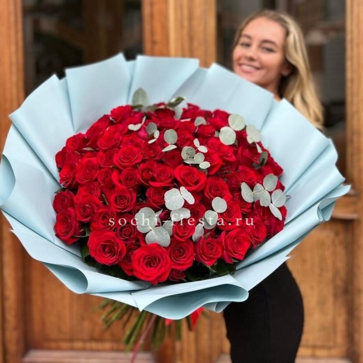 101 красная роза с эвкалиптом в Хабаровске