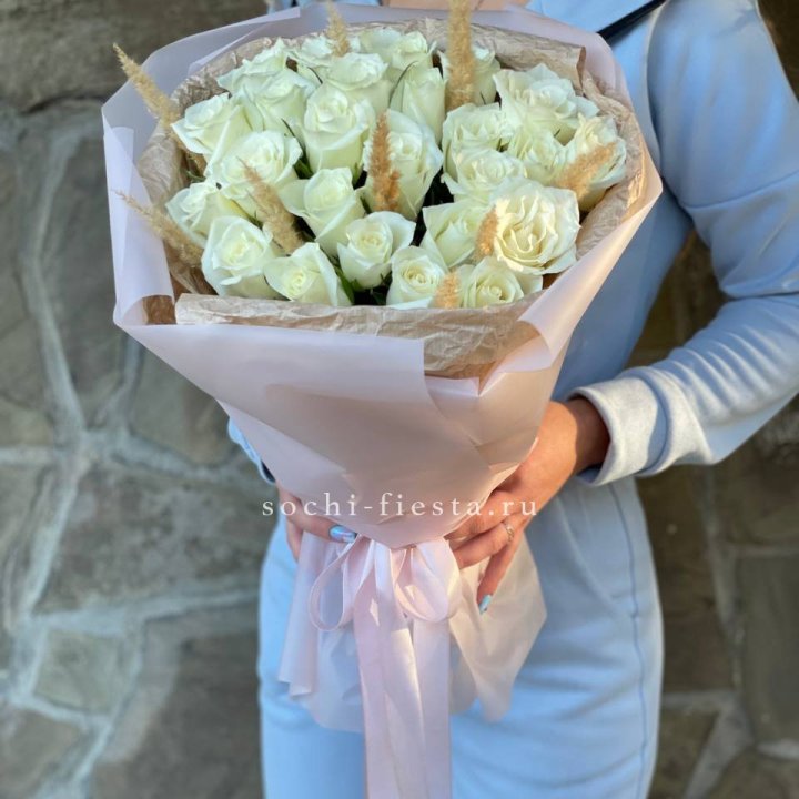 25 белых роз с сухоцветами в Хабаровске