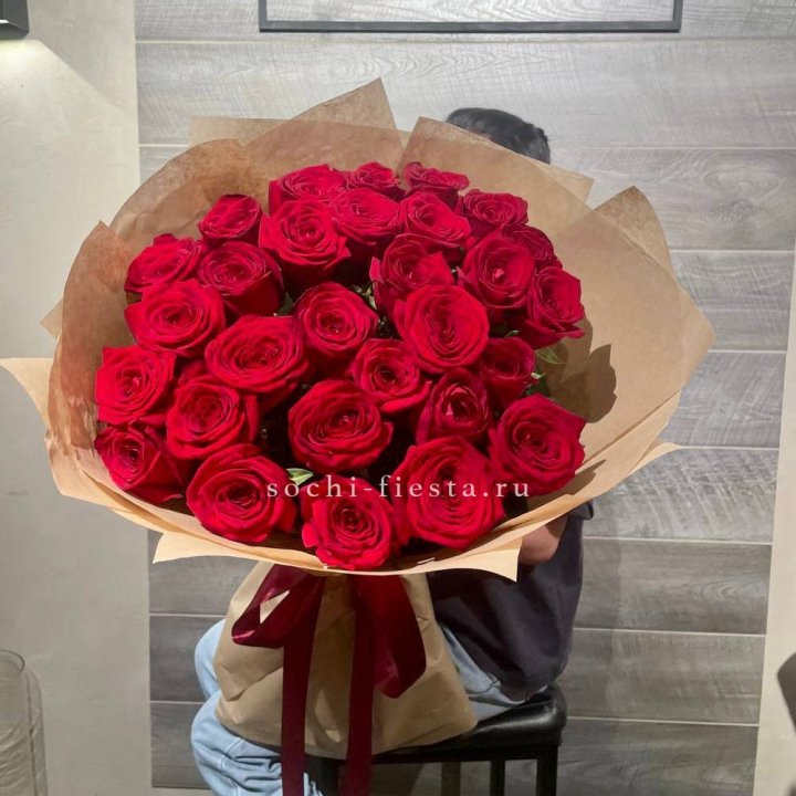 37 красных роз в крафте в Хабаровске