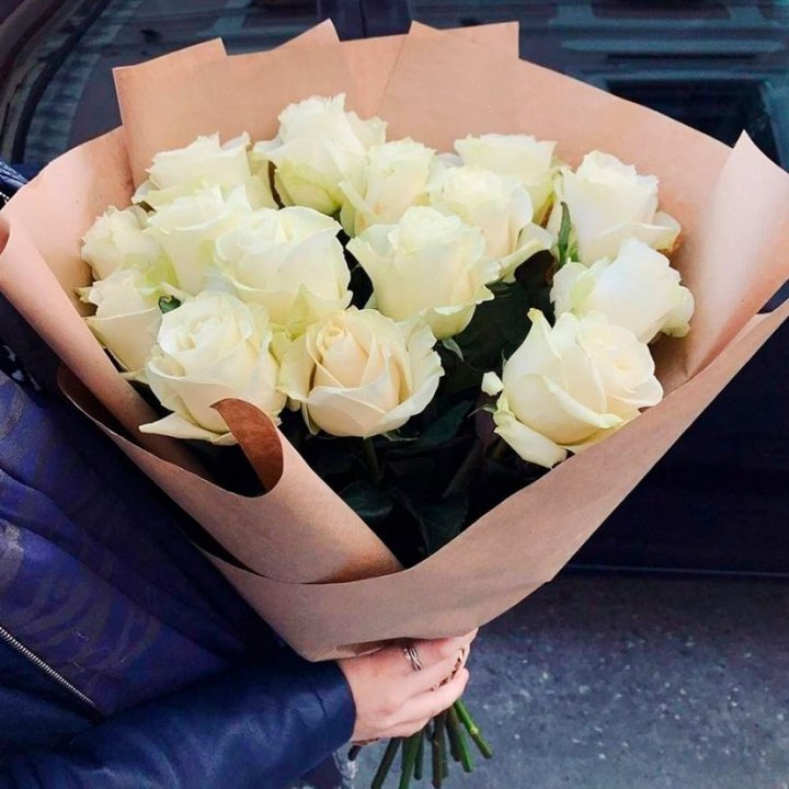 15 белых роз "Крафт" в Хабаровске