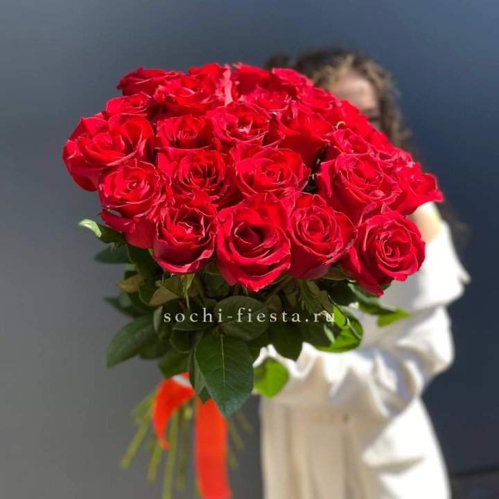 25 высоких красных роз в Хабаровске