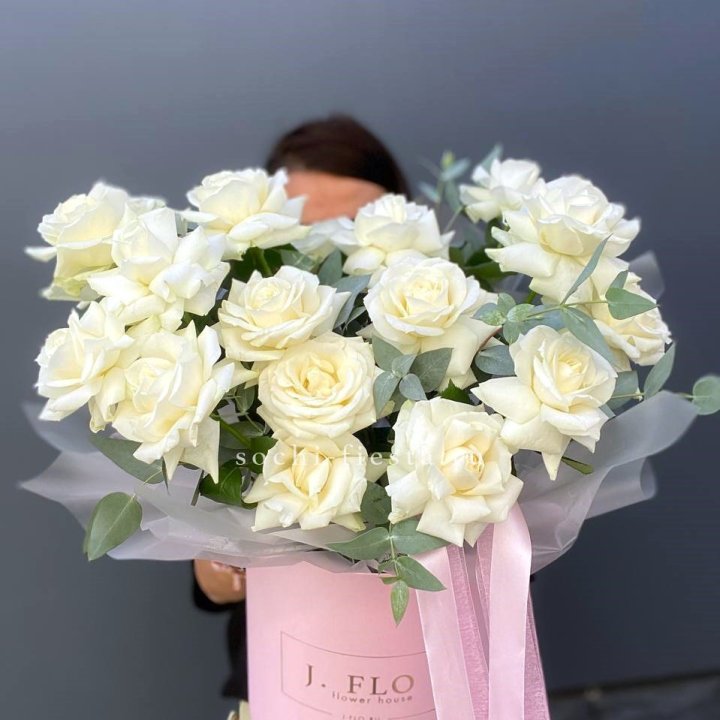 17 Французских белых роз в боксе в Хабаровске