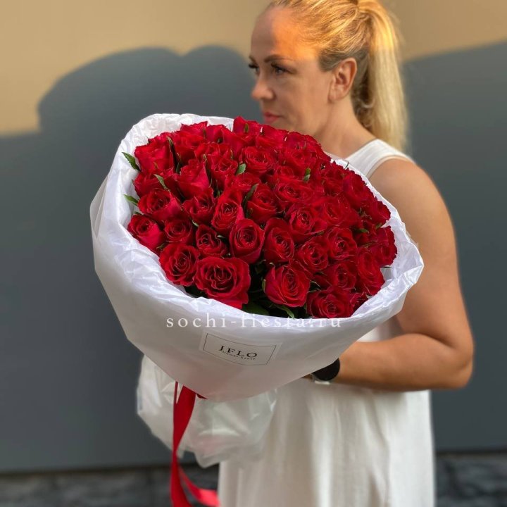 51 роза мадам ред в нежном оформлении в Хабаровске
