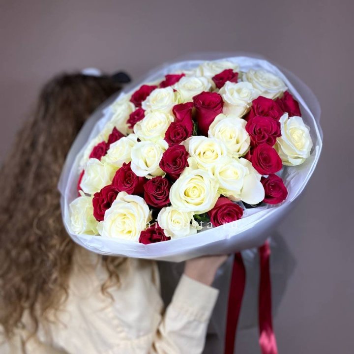 Букет из красных белых 45 роз в Хабаровске