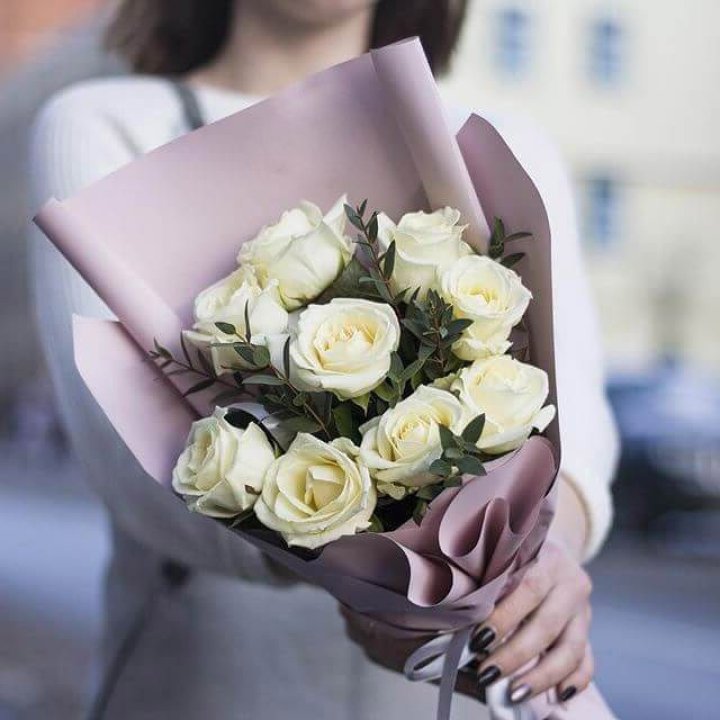 9 белых  роз "Минт" в Хабаровске