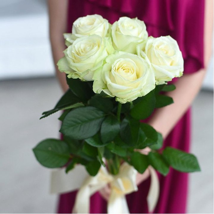 5 белых роз в Хабаровске