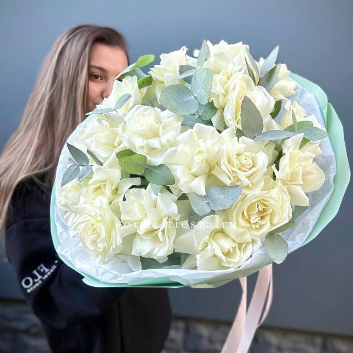 19 Белых французских роз "Ноте бьянке" в Хабаровске