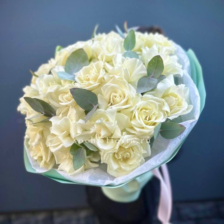 25 Белых французских роз "Ноте бьянка" в Хабаровске