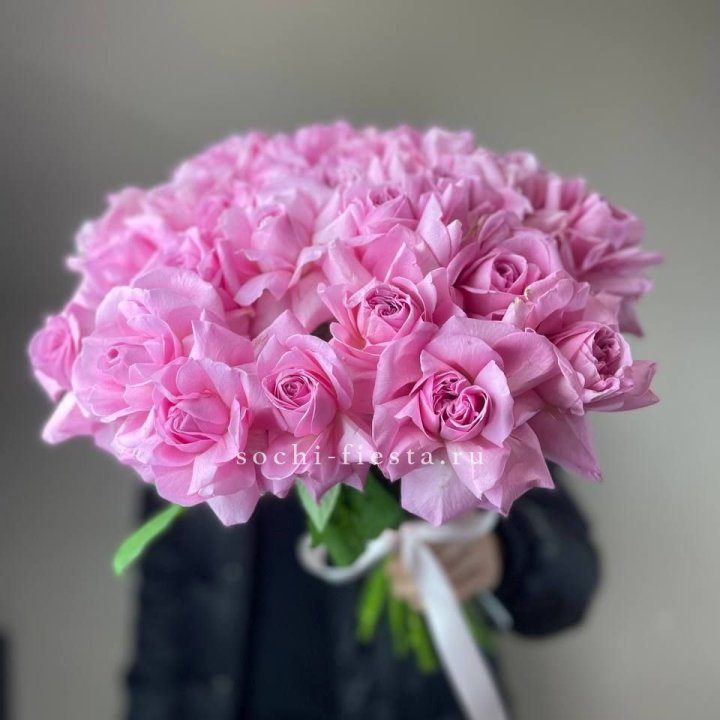 25 розовых французских роз в Хабаровске
