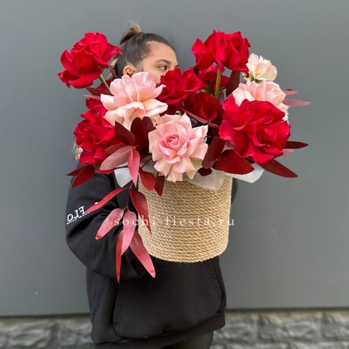 15 Французских роз в джутовом кашпо в Хабаровске