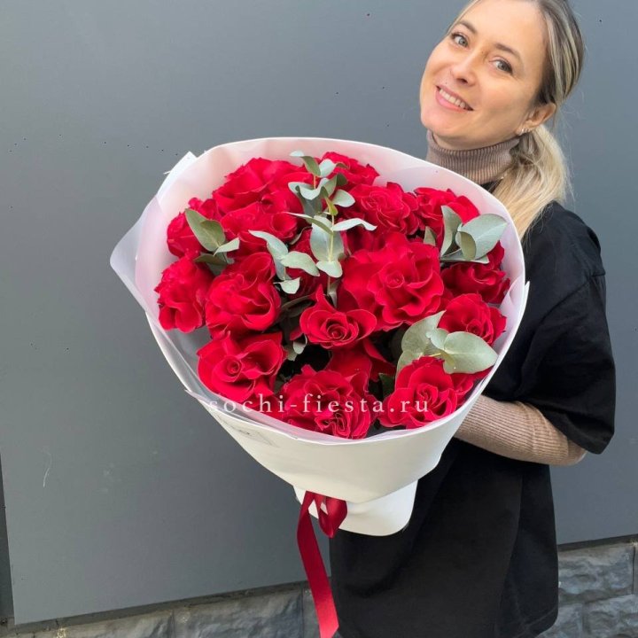 17 Красных французских роз в Хабаровске
