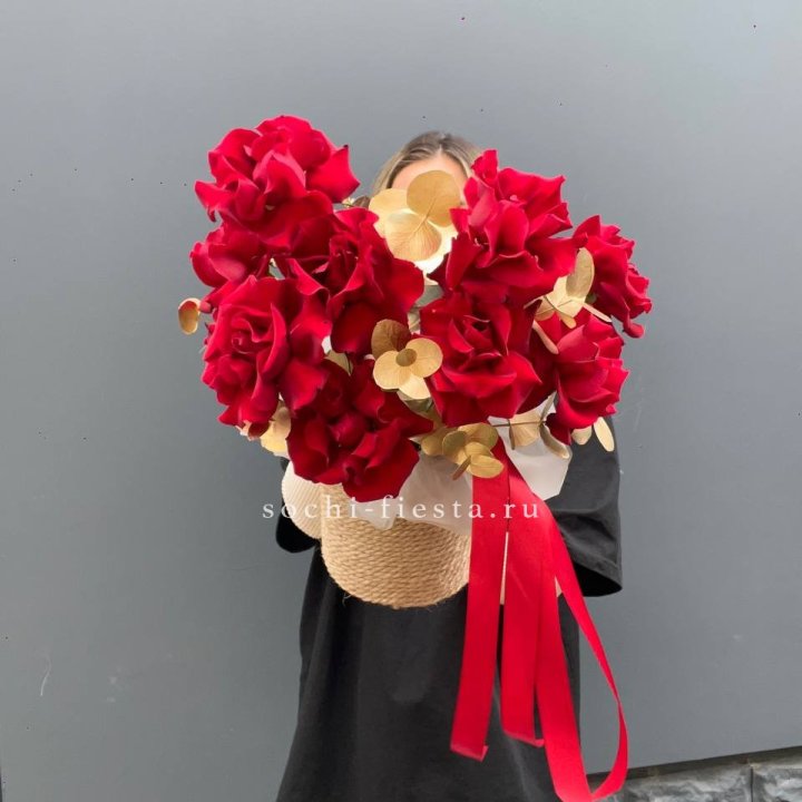 Красные французские розы в джутовом кашпо в Хабаровске