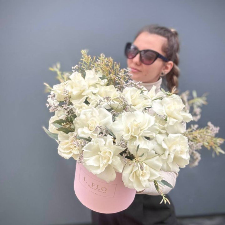 17 Французских белых роз в коробке Афина в Хабаровске