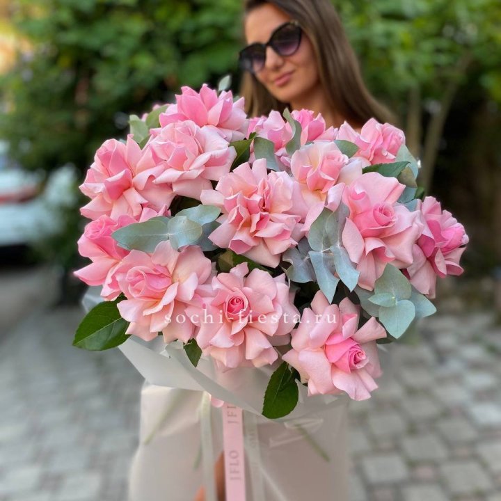 17 Розовых  французских роз в Хабаровске