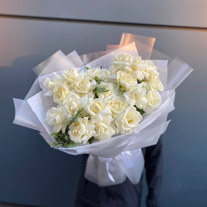 Пышный букет из белых роз в Хабаровске
