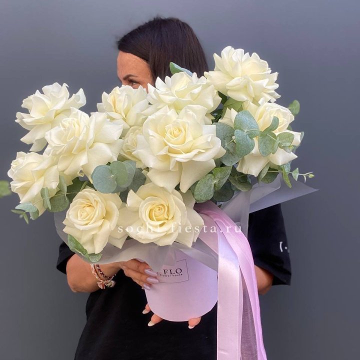 11 Французских белых роз в боксе в Хабаровске